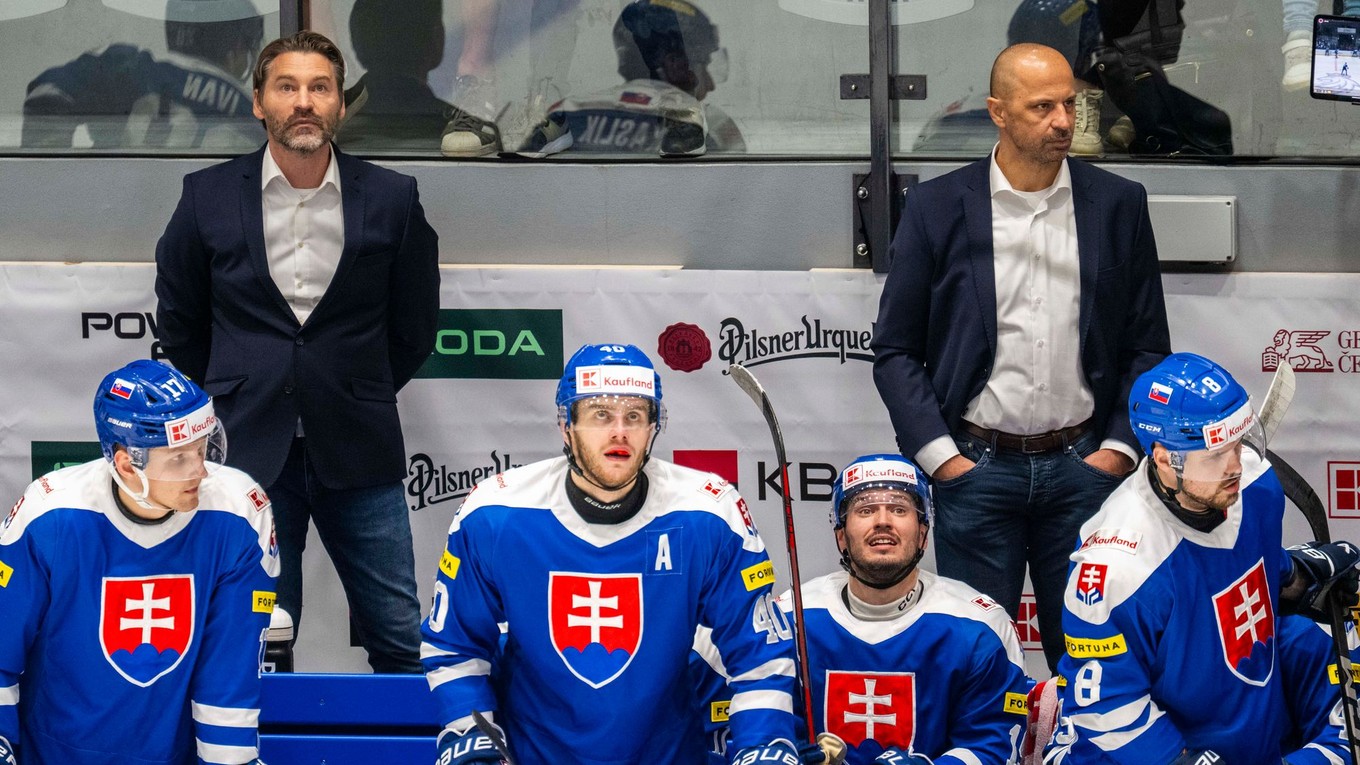 Vladimír Országh (v pozadí vľavo), jeho asistent Ján Pardavý (v pozadí vpravo), ich zverenci Matej Kašlík (vľavo), Miloš Roman (druhý zľava) a Maxim Čajkovič (vpravo).