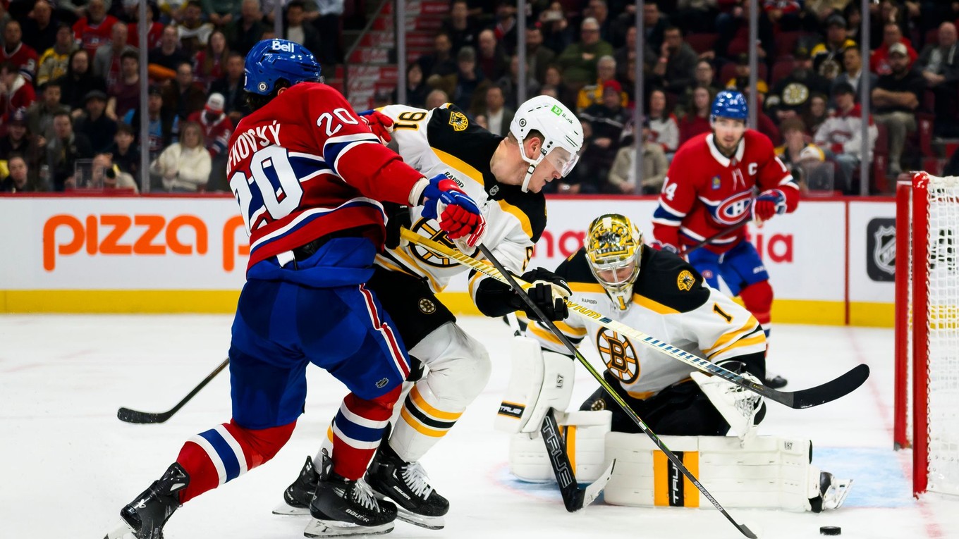 Juraj Slafkovský (20) a obranca Nikita Zadorov z Bostonu pred brankárom Bostonu Jeremym Swaymanom počas zápasu NHL Montreal Canadiens - Boston Bruins.