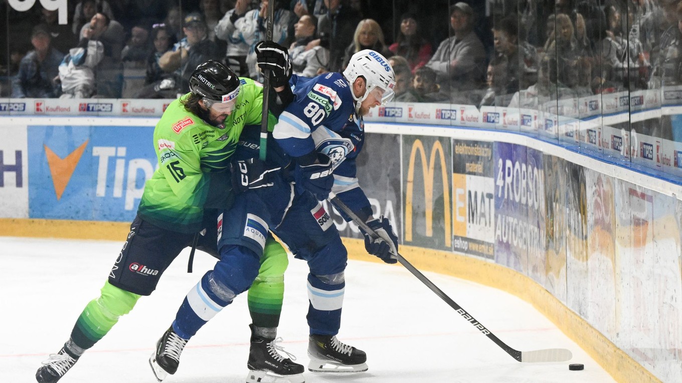 zľava Brenden Miller (Žilina) a Tomáš Hrnka (Nitra) 