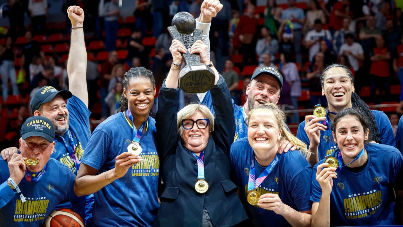 Natália Hejková s trofejou pre víťaza basketbalovej Euroligy. 