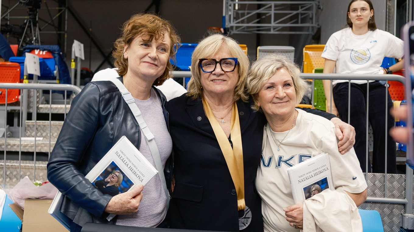 Iveta Bieliková (vľavo) a Natália Hejková po poslednom zápase slovenskej trénerky v Prahe.