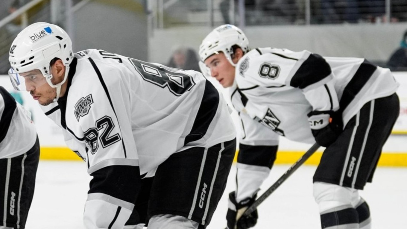 Martin Chromiak (vpravo) v drese Ontario Reign.