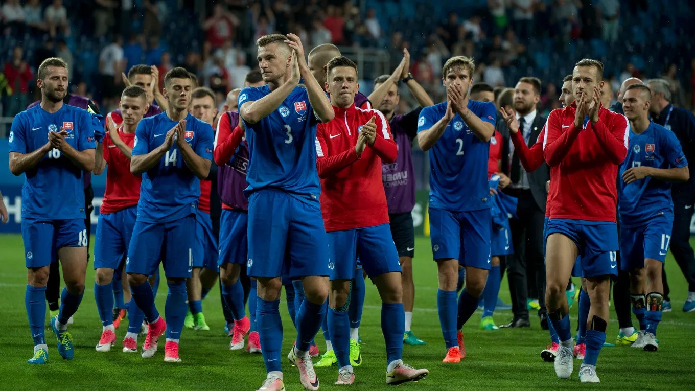 Slovenskí reprezentanti ďakujú divákom po výhre 3:0 v zápase Slovensko - Švédsko na ME vo futbale do 21 rokov 2017 (EURO U21 2017).