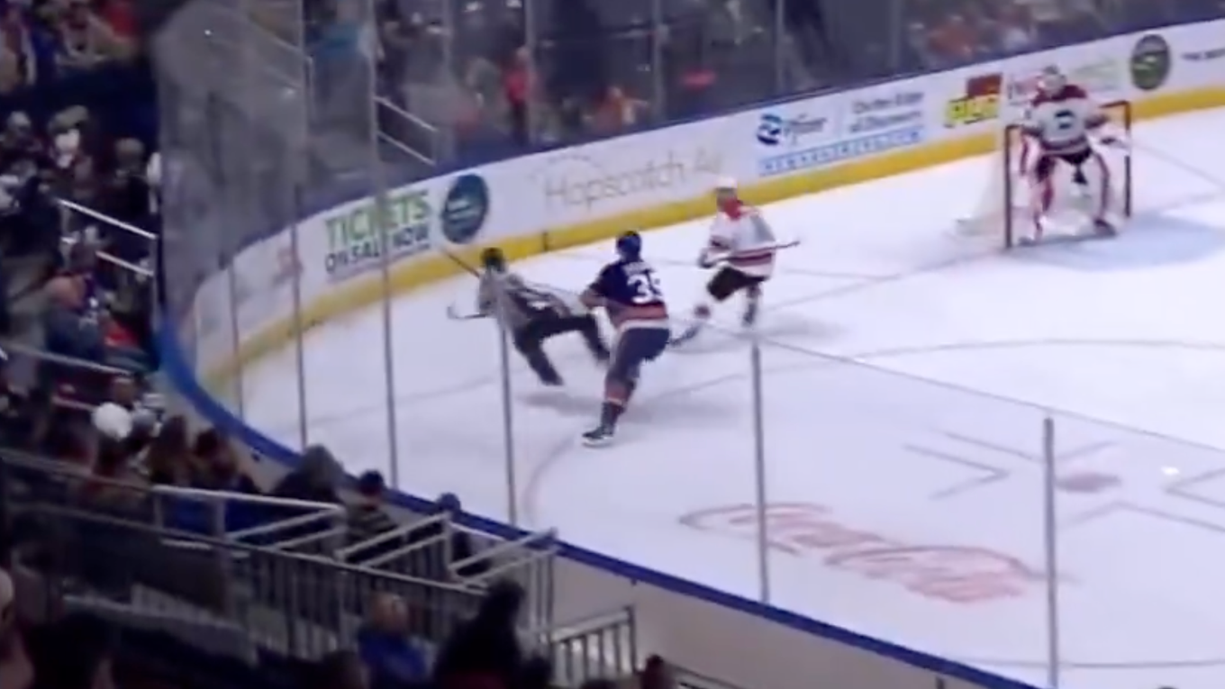 Adam Beckman narazil do rozhodcu a sotil ho na ľad. 