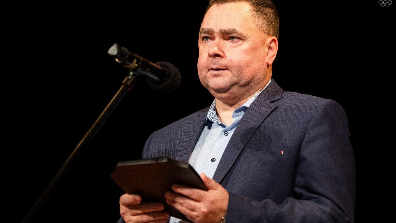 Roland Vími počas uvádzania do Siene slávy slovenského stolného tenisu.