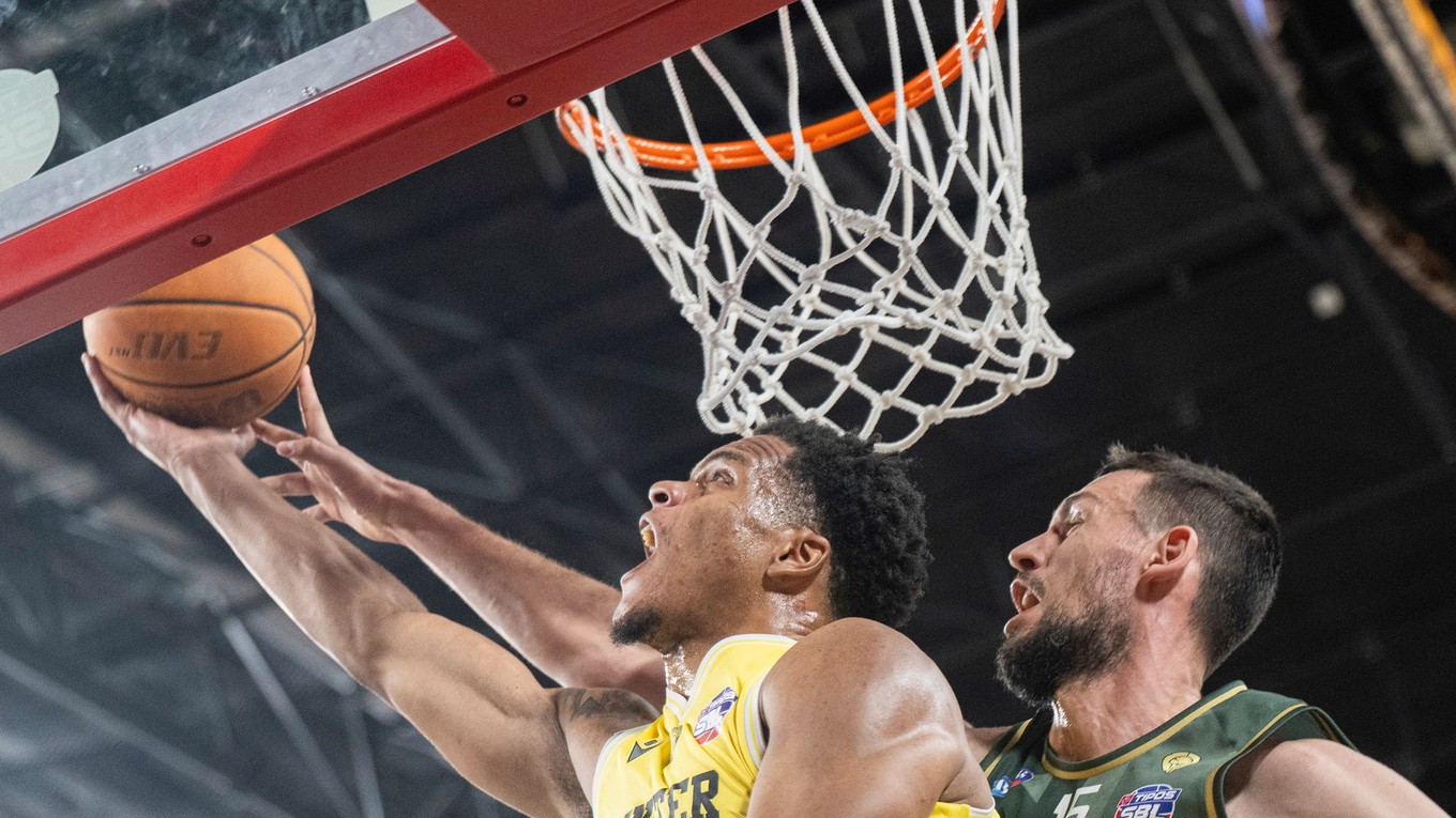 Zľava Shamiel Stevenson (Inter) a Boris Bojanovský (Levice) počas play off Tipos SBL.