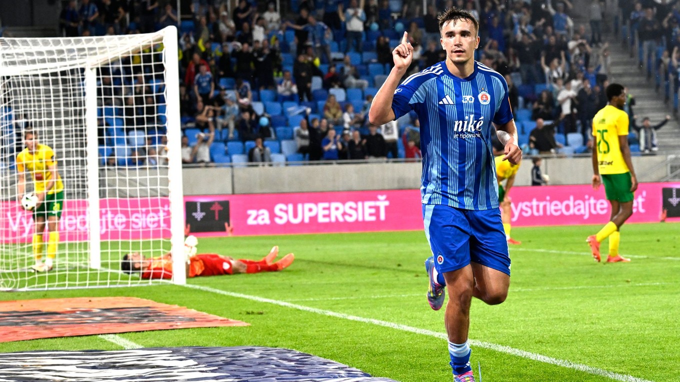Dávid Strelec oslavuje hetrik do siete Žiliny.