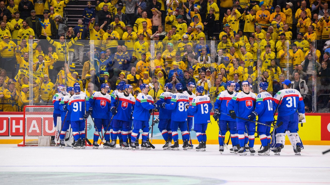 Slovenskí hokejisti po prehre so Švédskom.