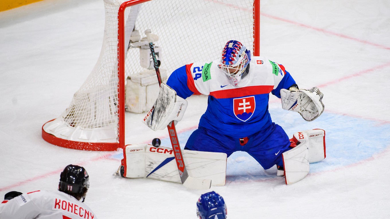 Brankár Patrik Rybár zasahuje po kanadskej šanci v zápase Slovensko - Kanada na MS 2025 v Štokholme.
