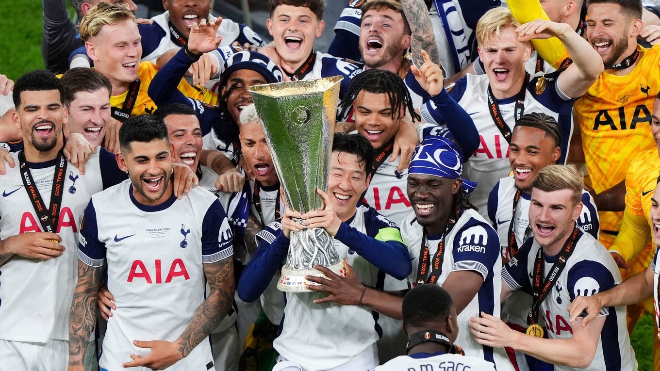 Hráči Tottenhamu oslavujú s trofejou Európskej ligy