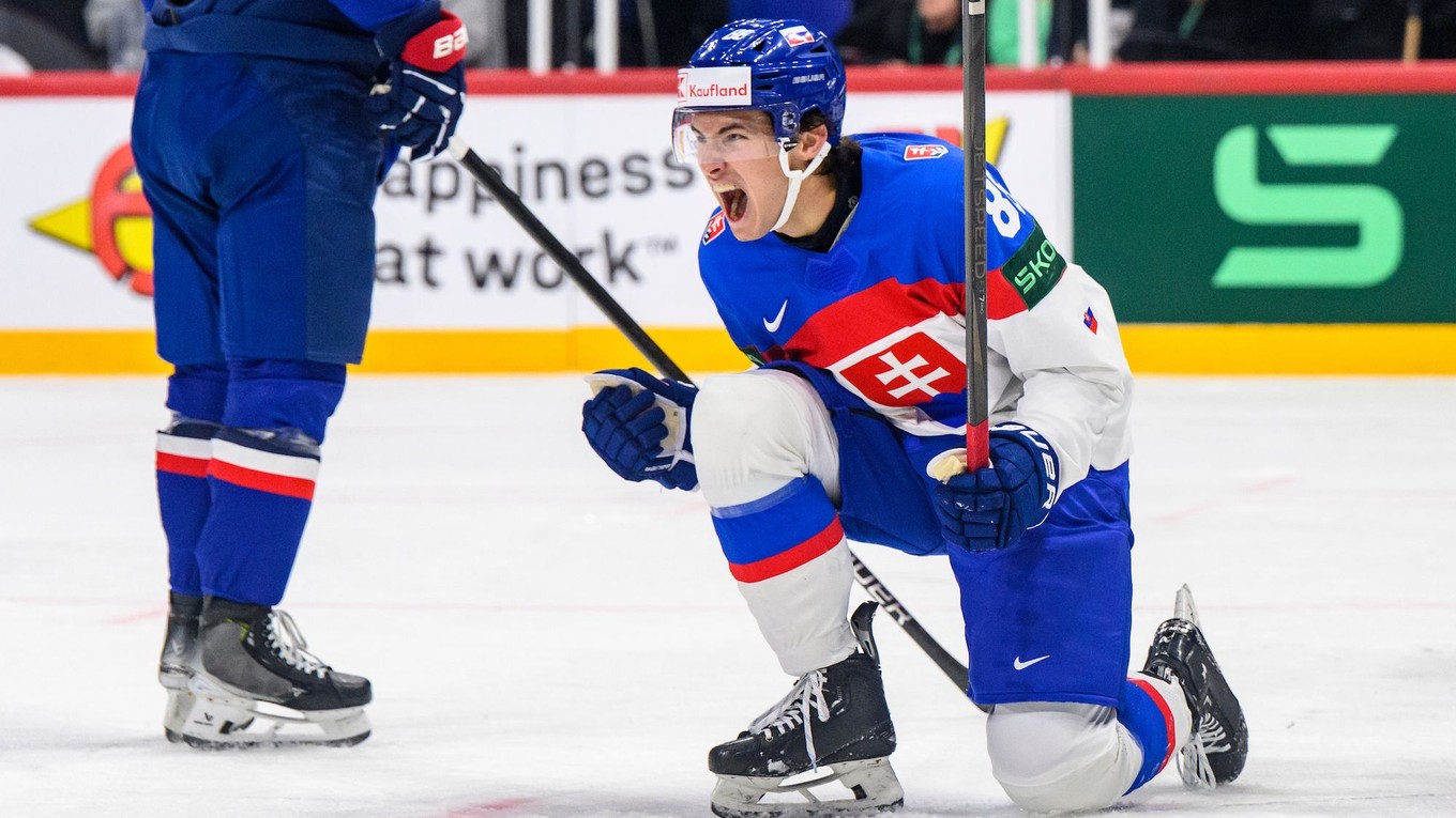 Martin Chromiak oslavuje gól v zápase Slovensko - Francúzsko na MS 2025 v hokeji.