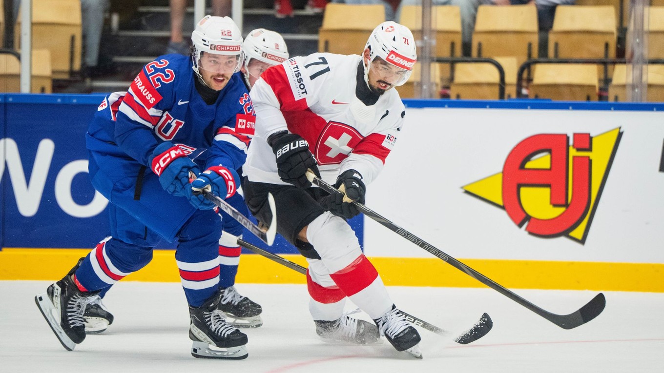 Švajčiar Jonas Siegenthaler v súboji s Američanom Isaacom Howardom na MS v hokeji 2025.