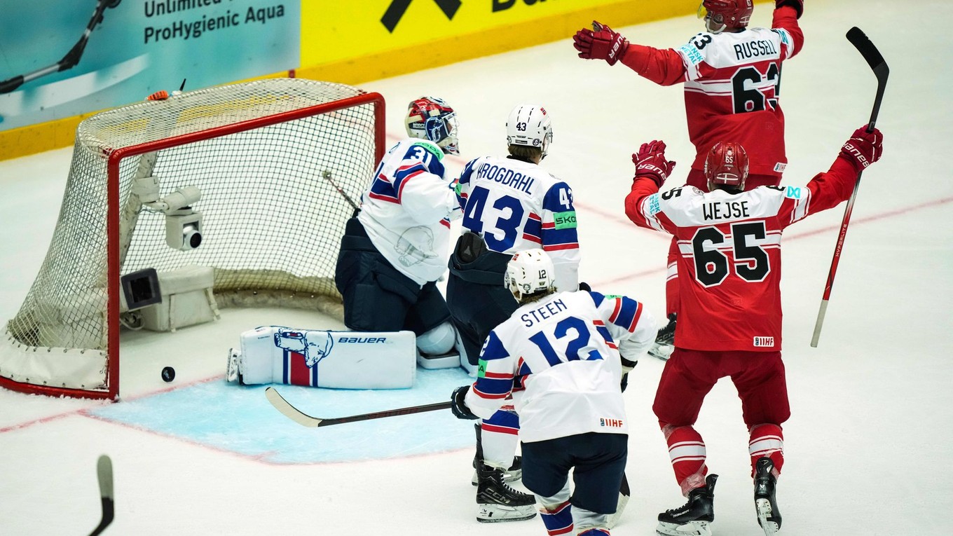 Dán Patrick Russell oslavuje gól do siete Rakúska na MS v hokeji 2025.