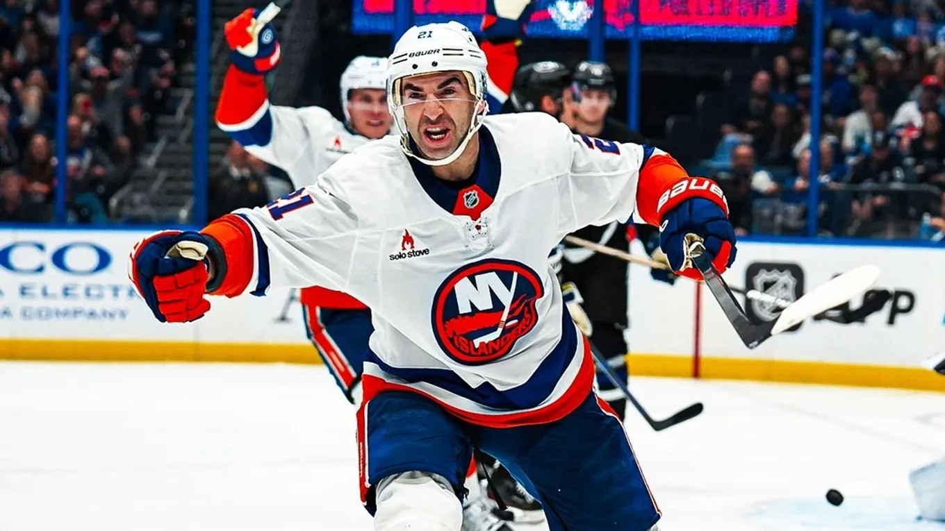 Americký útočník Kyle Palmieri v drese New Yorku Islanders.