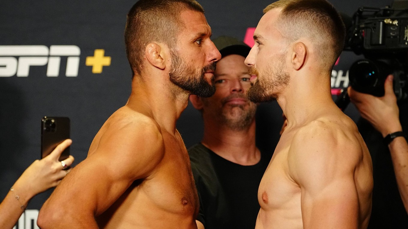 Ľudovít "Lajoš" Klein (vpravo) a Mateusz Gamrot počas váženia pred podujatím UFC Vegas 107.