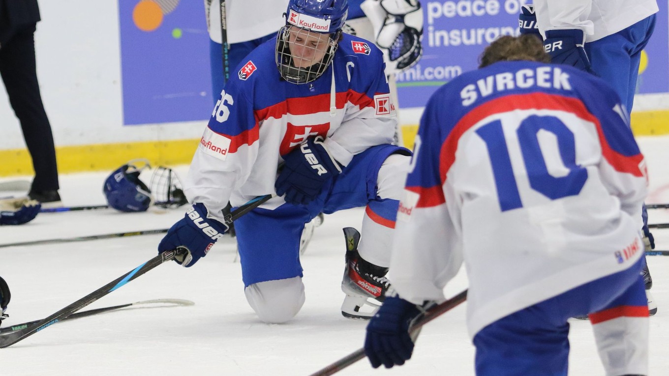 Sklamaní slovenské hráči Luka Radivojevič a Michal Svrček po zápase o bronz Slovensko - USA na MS 18 v hokeji.
