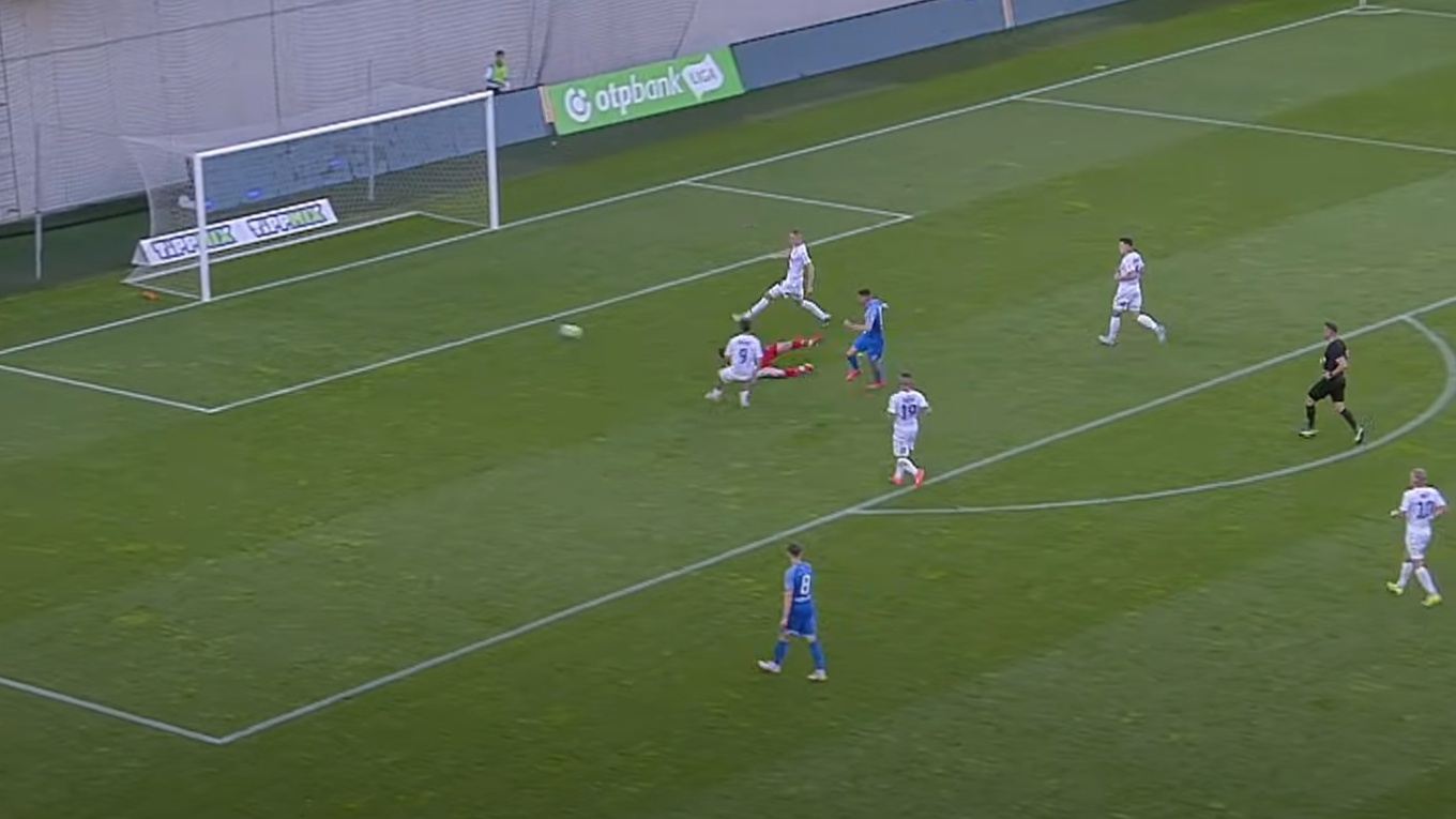 Róbert Polievka strieľa gól v zápase MTK Budapešť - Kecskeméti v maďarskej lige,