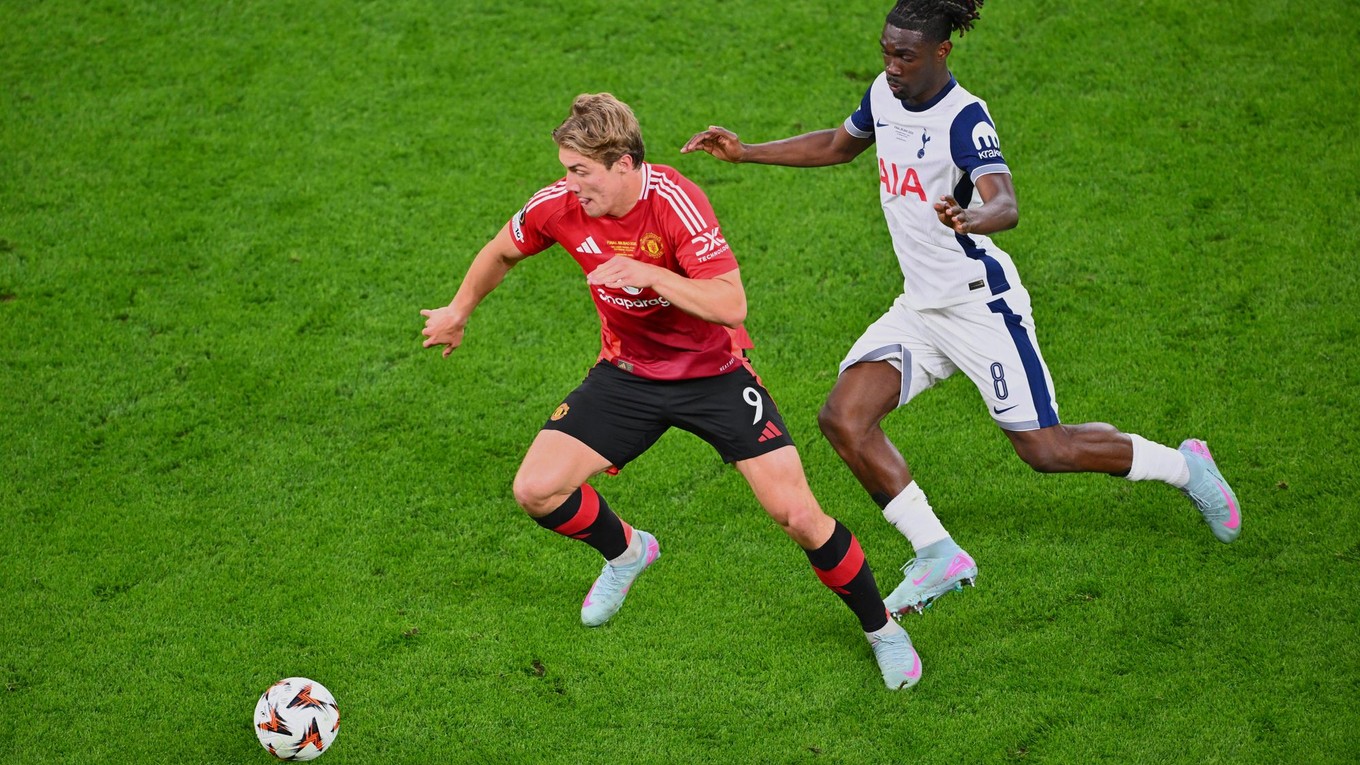 Rasmus Hojlund, naľavo, a Yves Bissouma v súboji v zápase Európskej ligy.