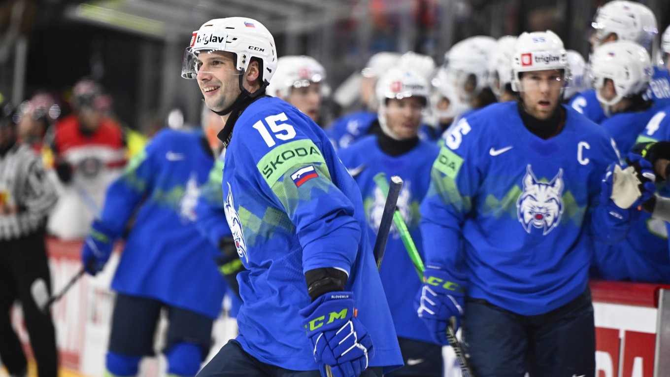 Slovinskí hokejisti oslavujú gól.