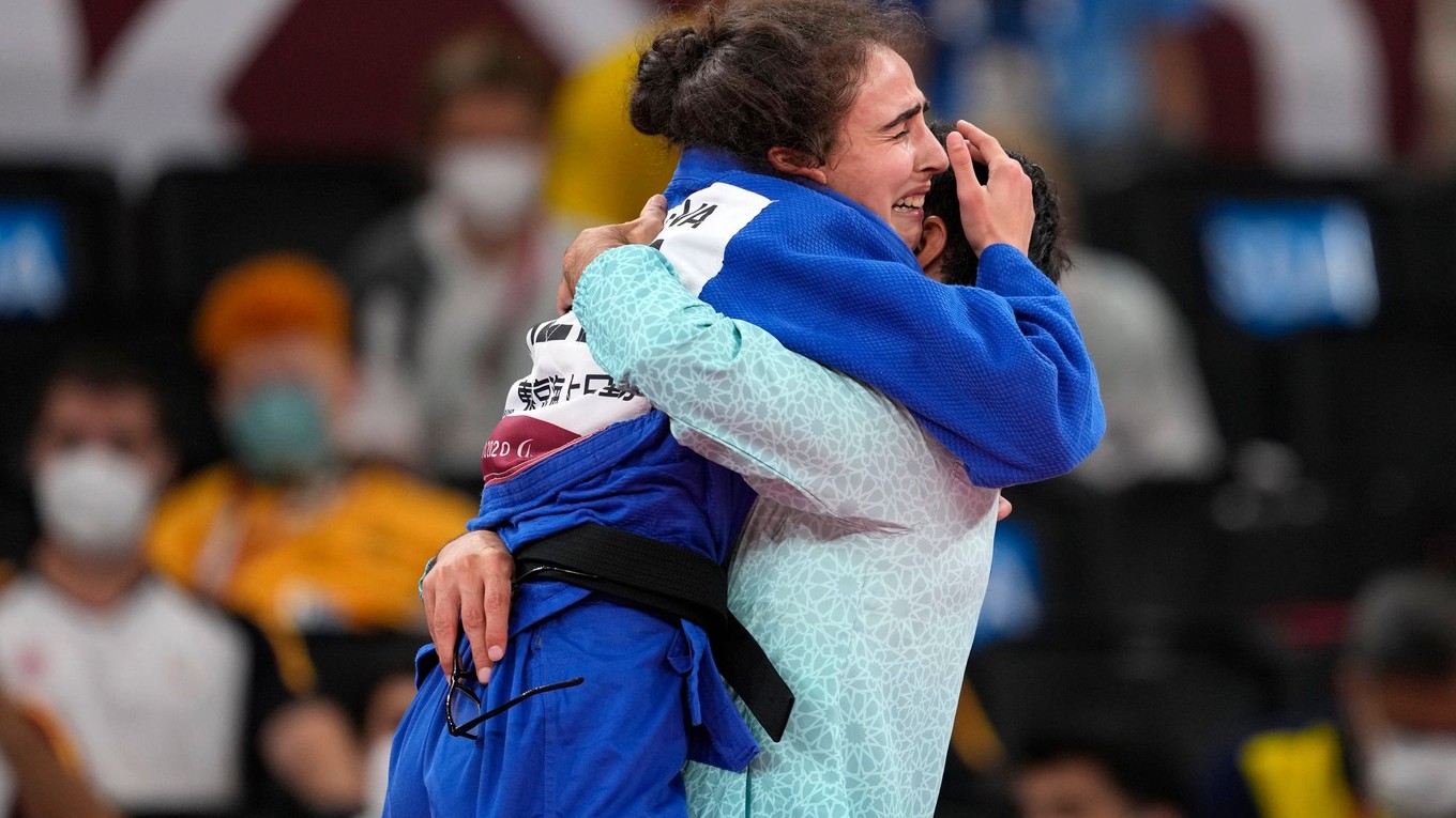 Šahana Hadžijevová sa raduje zo zisku zlatej medaily v Tokiu 