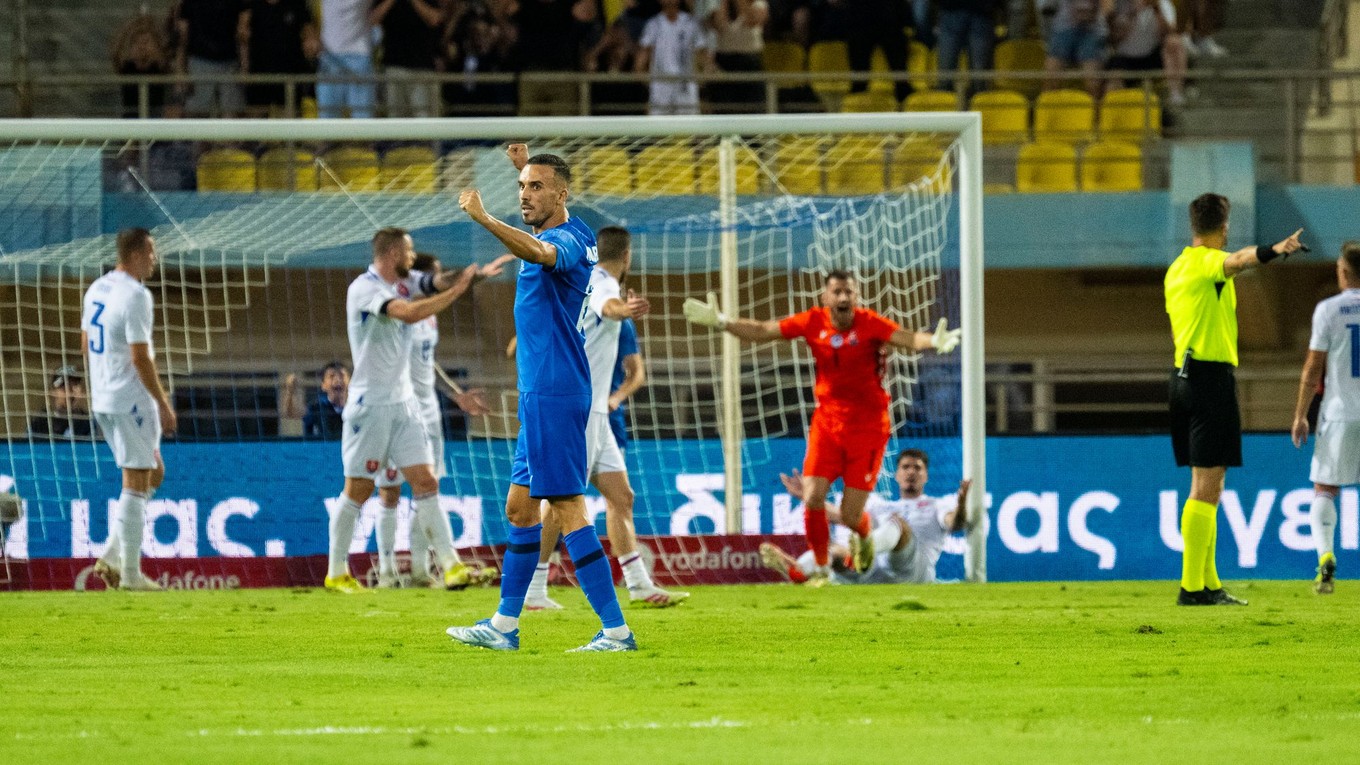 Dimitris Kourbelis oslavuje gól v prípravnom zápase Grécko - Slovensko.