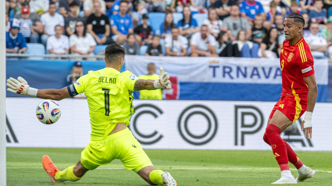 Mateo Joseph strieľa gól na 2:0, pred ním brankár Ľubomír Belko v zápase Slovensko - Španielsko v skupine A na EURO U21 2025 (ME vo futbale do 21 rokov).