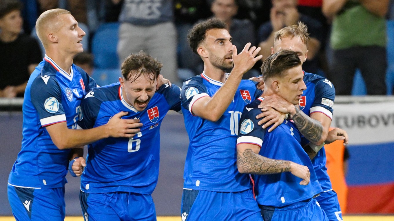 Na snímke vpravo Tomáš Suslov (Slovensko) sa teší so spoluhráčmi z gólu na 2:0 počas zápasu základnej A-skupiny Rumunsko - Slovensko na majstrovstvách Európy futbalistov do 21 rokov v Bratislave. 
