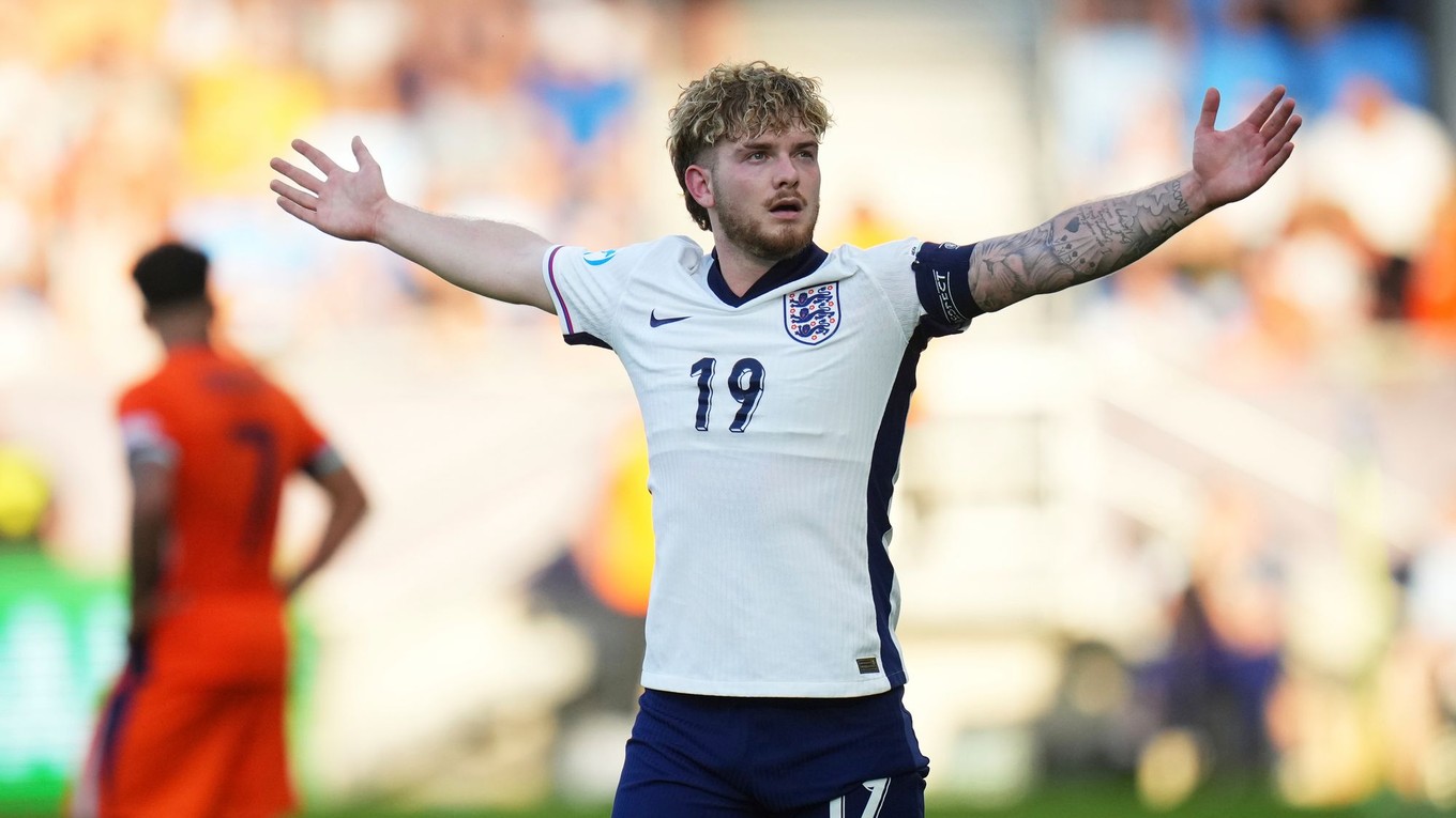 Angličan Harvey Elliott oslavuje gól v zápase proti Holandsku v semifinále EURO U21 v Bratislave.
