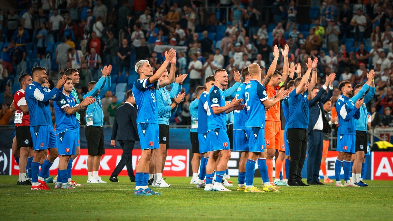 Slovenskí futbalisti sa lúčia s fanúšikmi po zápase Slovensko - Rumunsko na EURO U21. 