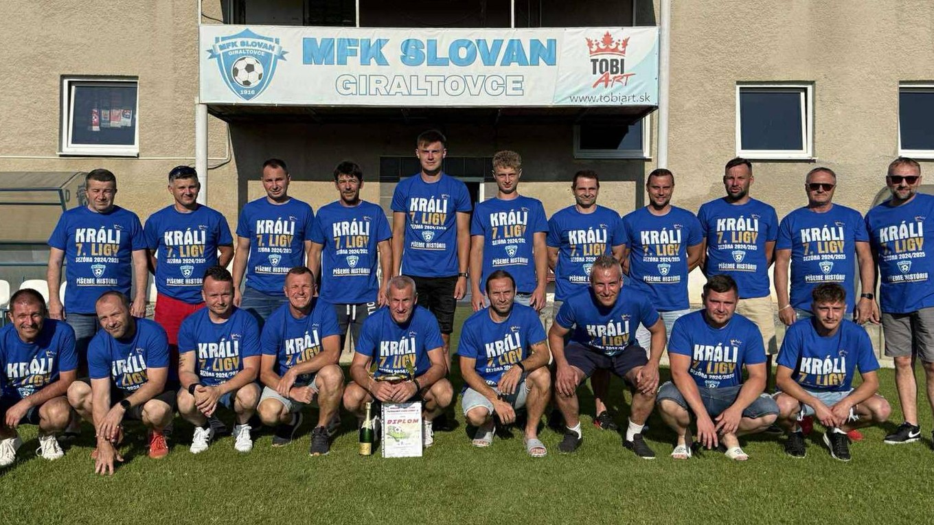 Víťazné mužstvo MFK Slovan Giraltovce, ktoré vyhralo siedmu ligu.