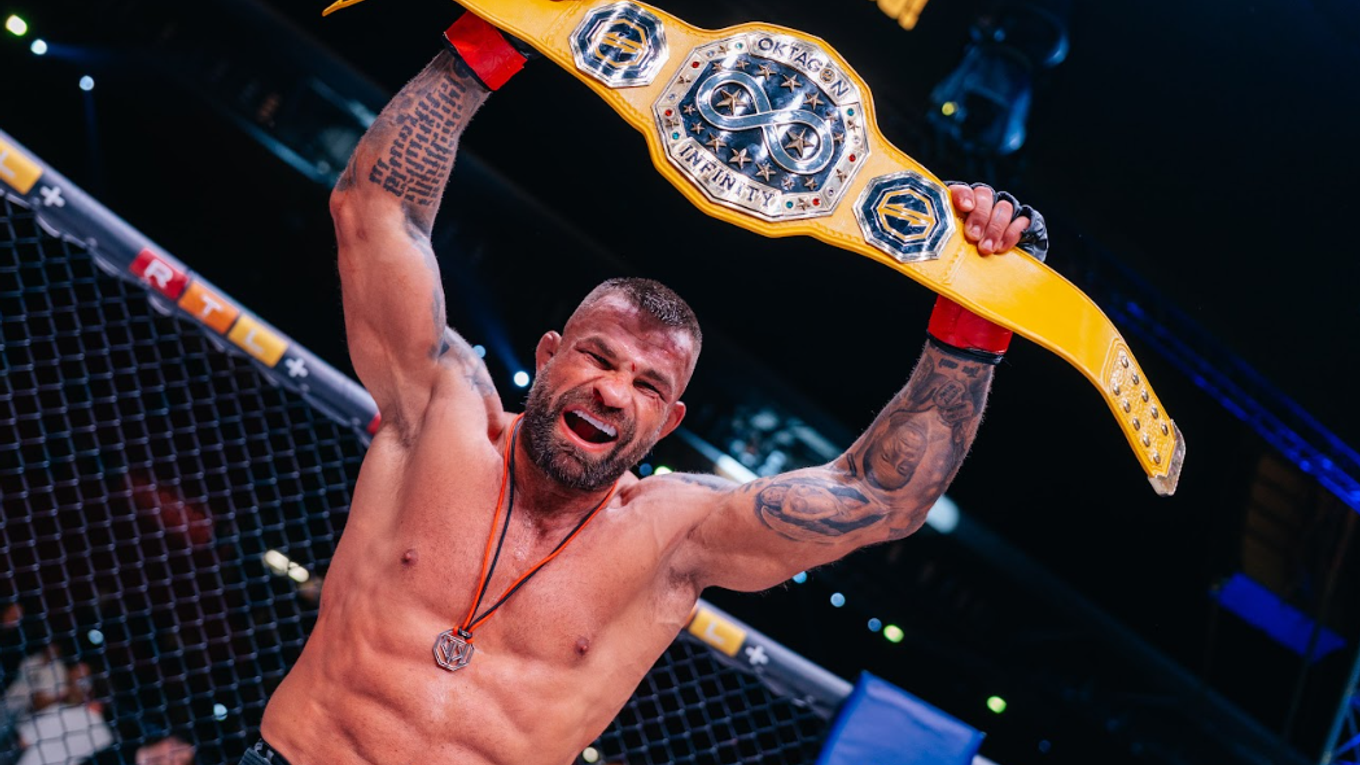 Karlos Vémola s Infinity opaskom.