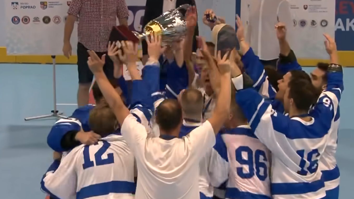 Hammers Bratislava oslavujú zisk trofeje