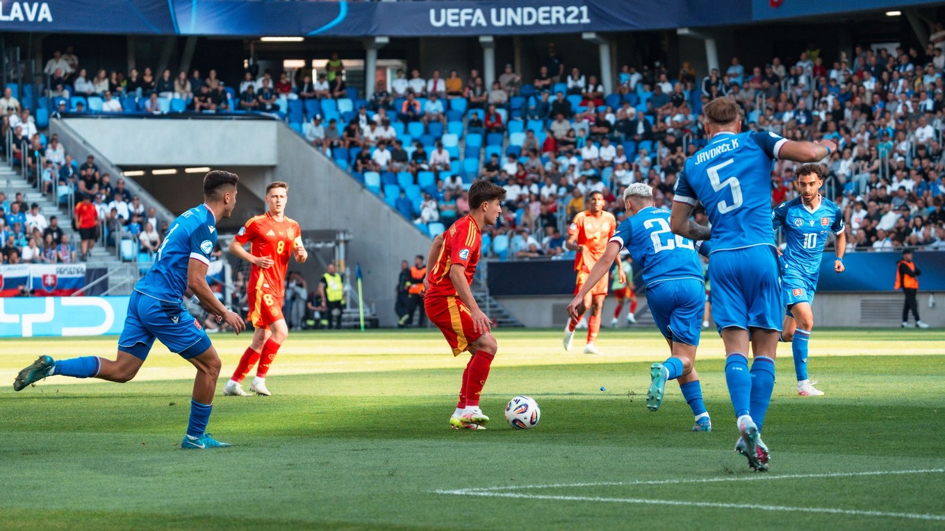 Momentka zo zápasu Slovensko - Španielsko v skupine A na EURO U21 2025 (ME vo futbale do 21 rokov 2025).