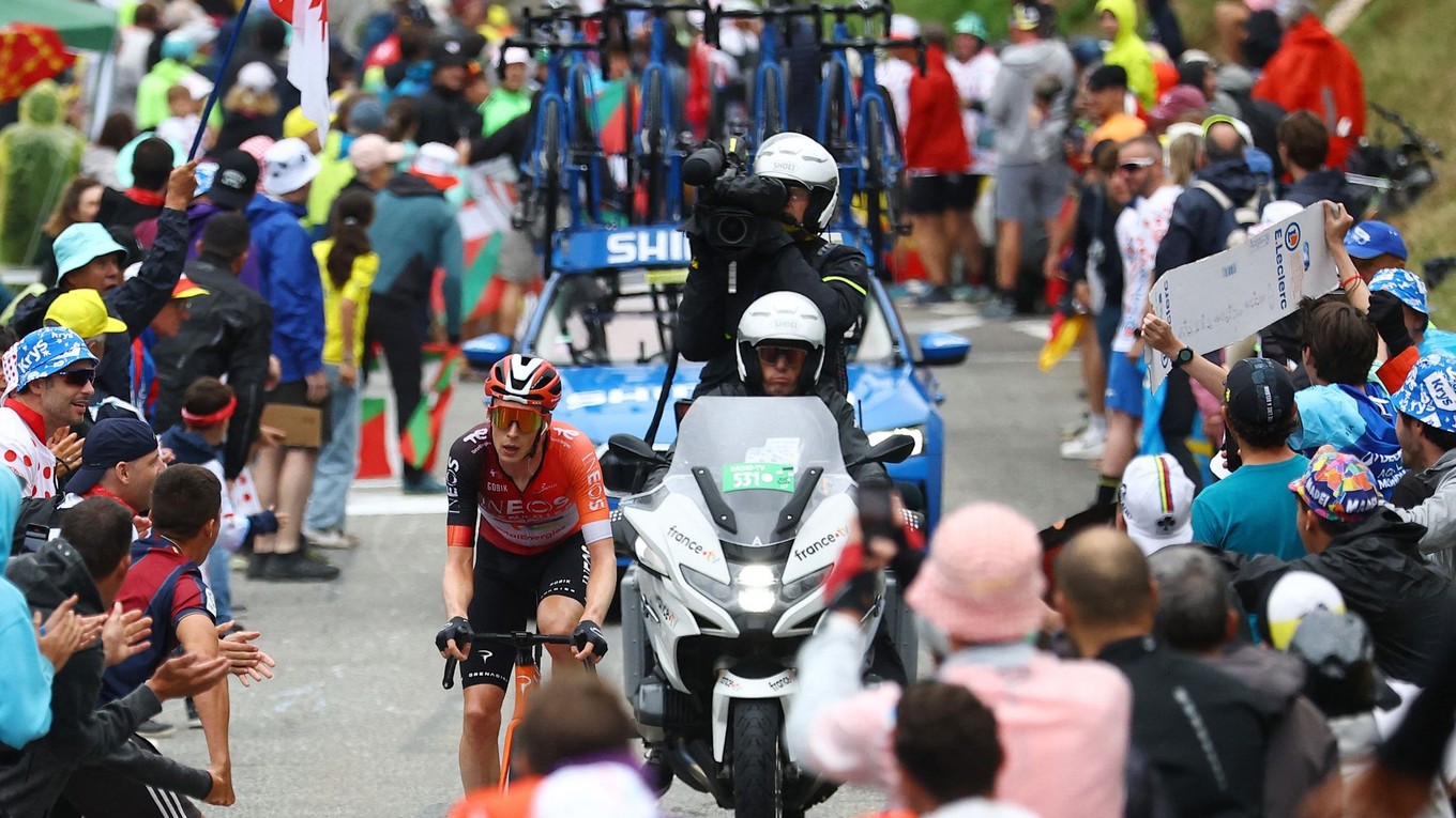 Fanúšikovia povzbudzujú Thymena Arensmana počas 14. etapy Tour de France 2025.