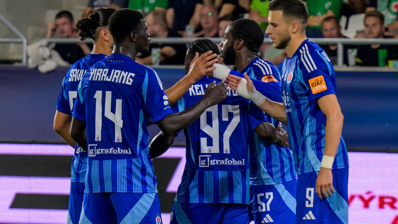 Na snímke hráči Slovana sa tešia z gólu .