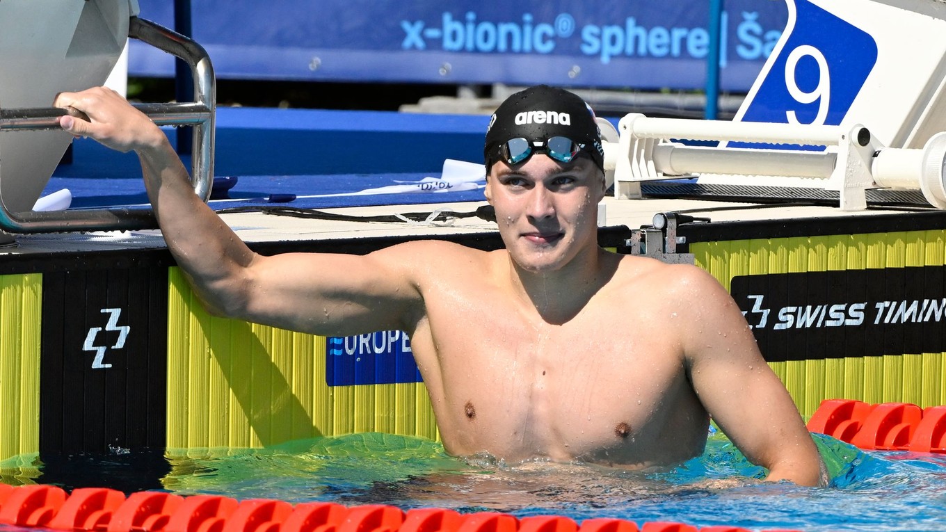 Milan Vojtko v cieli na 200 m voľný spôsob počas ME juniorov.