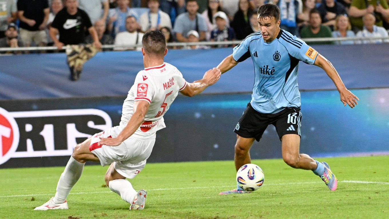 Na snímke vpravo David Strelec (Slovan) s kľučkou na Illju Mašiča (Mostar) . 
