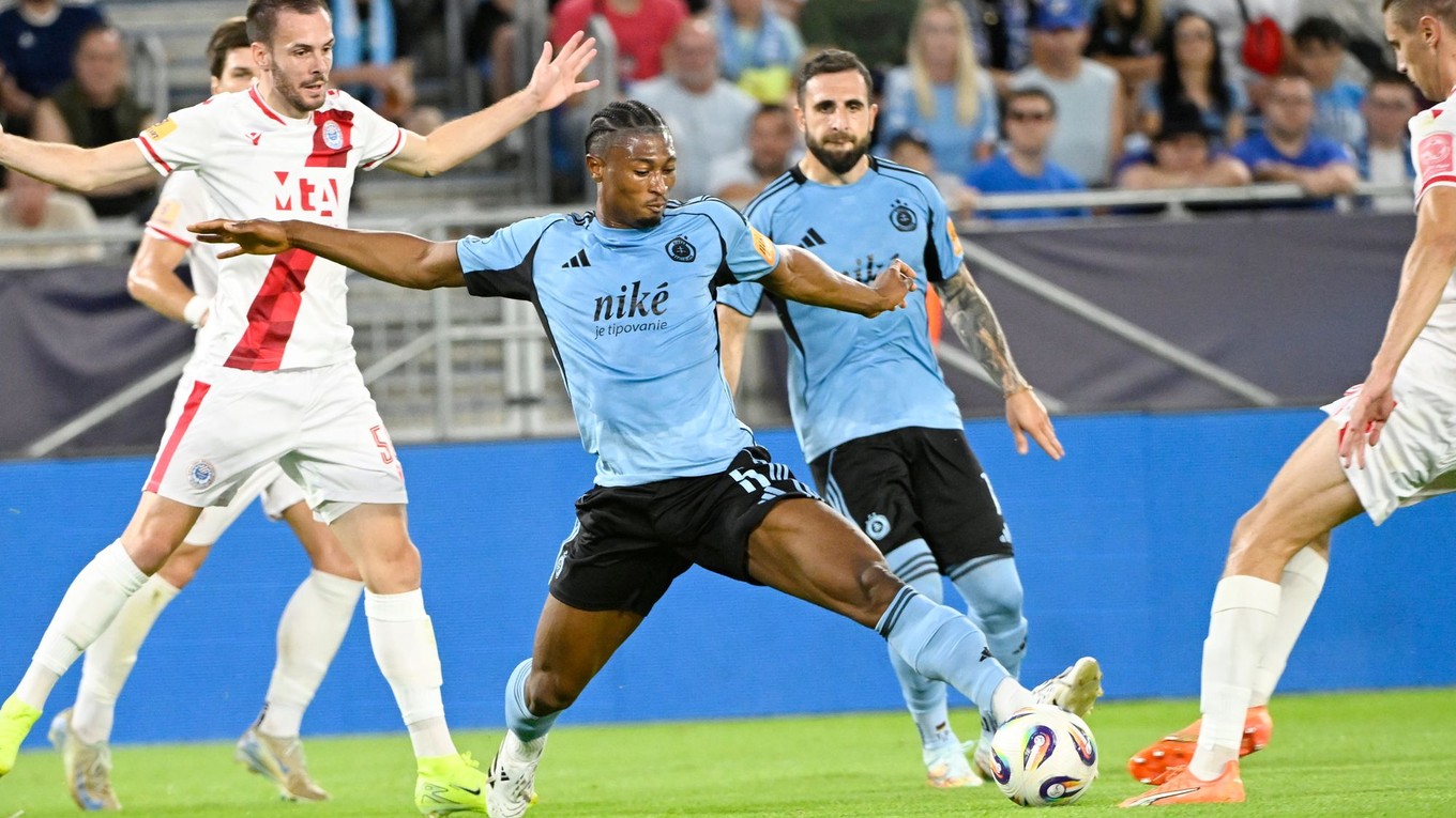 uprostred Rahim Ibrahim (Slovan) a vľavo Ilija Mašič (Mostar)