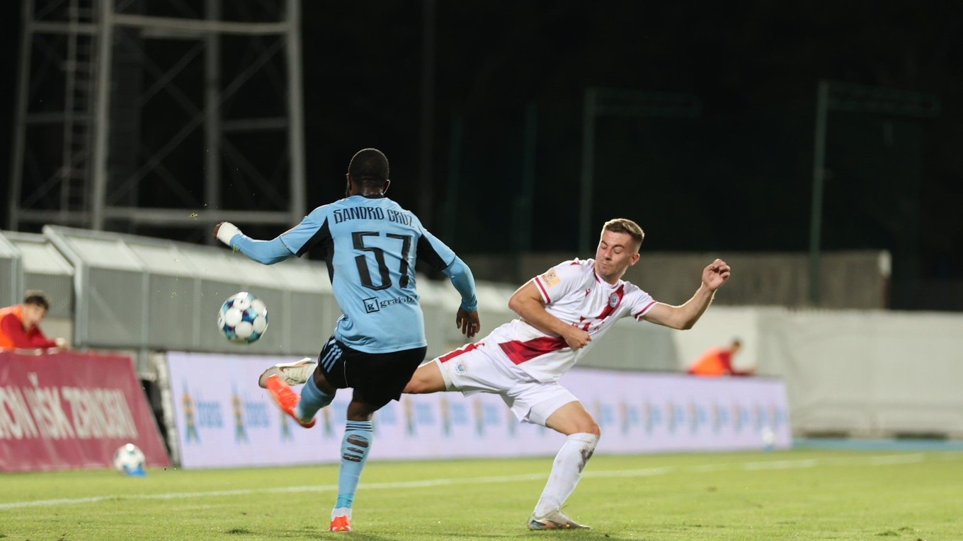 Hráč Slovana Sandro Cruz (vľavo) počas odvetného zápasu 2. predkola Ligy majstrov.