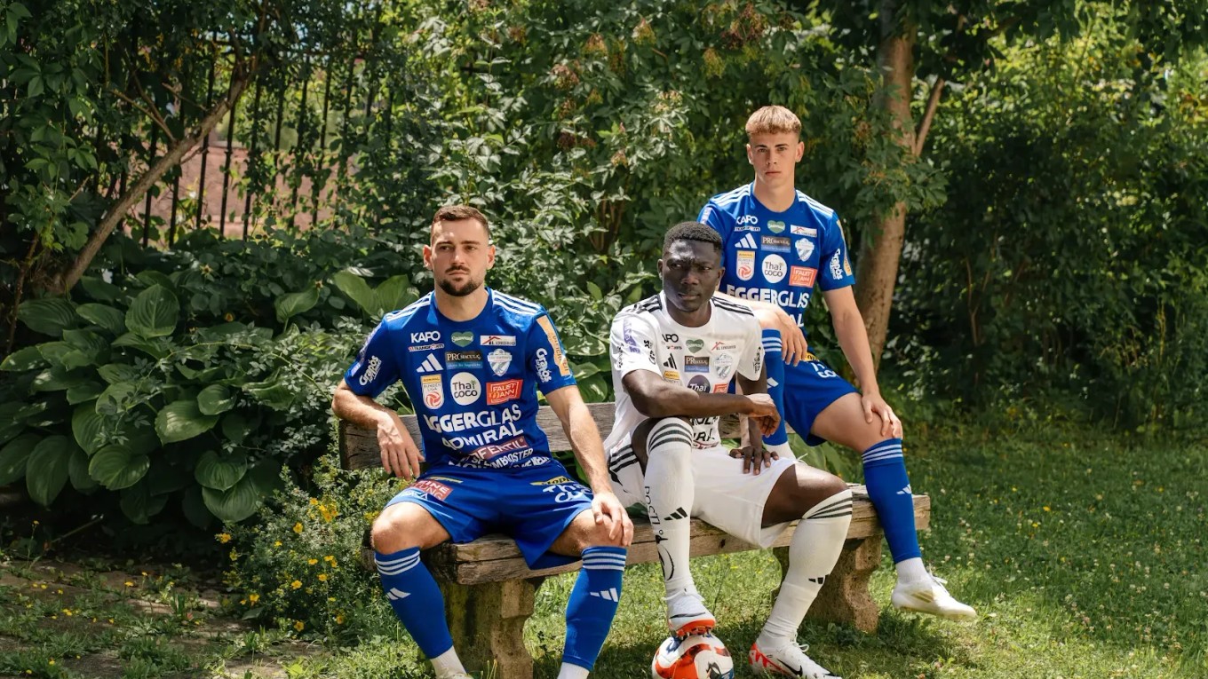 Hráči TSV Hartberg v dresoch na sezónu 2025/2026.