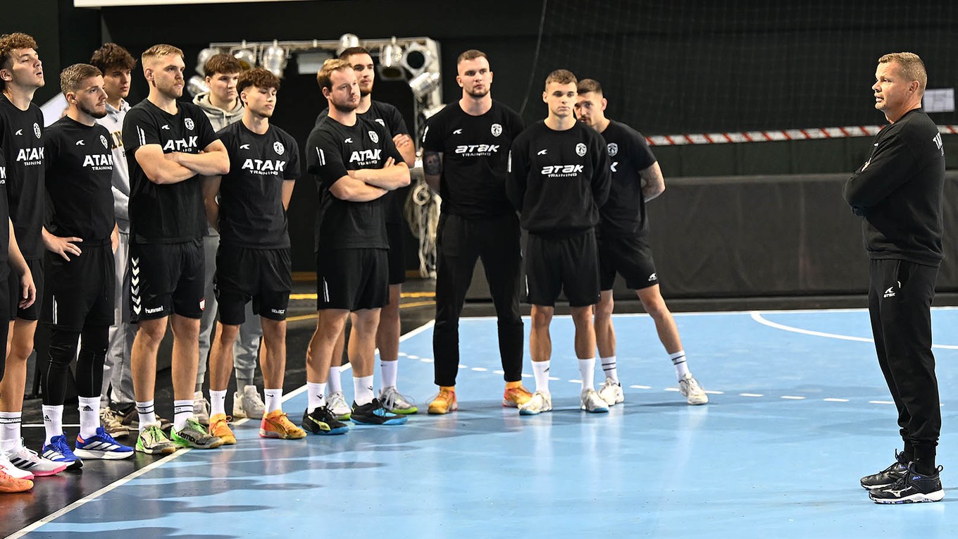 Tréner Radoslav Antl počas tréningu Tatrana Prešov pred novou sezónou.