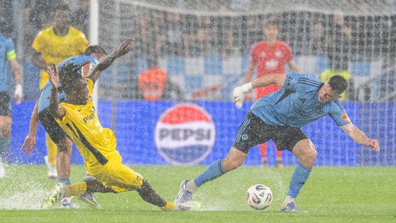 Na snímke sprava hráč Slovana Danylo Ignatenko a hráč YB Bern Tanguy Zoukrou.