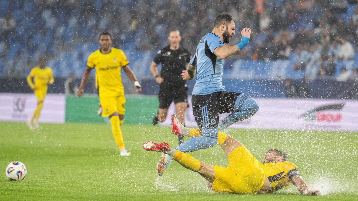 Na snímke zľava hráč Slovana Tigran Barseghjan a hráč YB Bern Loris Benito.