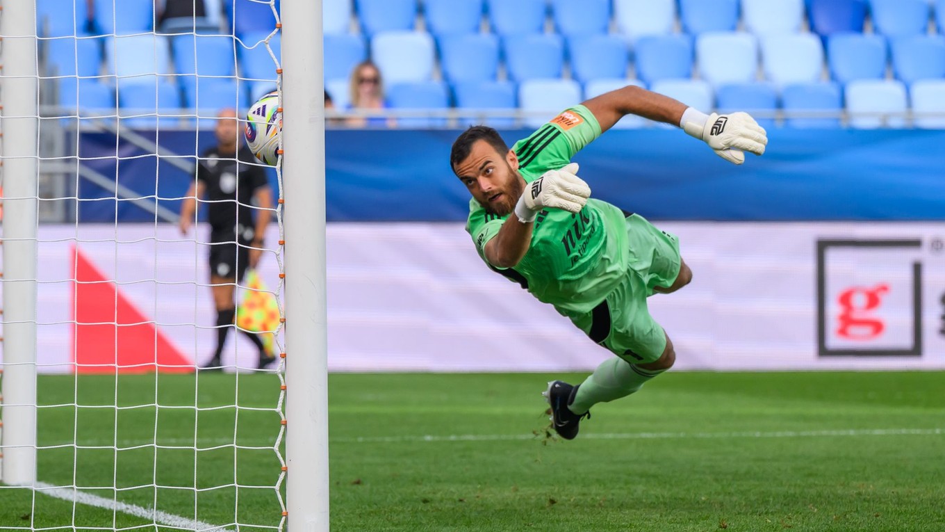 Brankár Dávid Šípoš (Košice) počas zápasu 6. kola Niké ligy ŠK Slovan Bratislava - FC Košice.