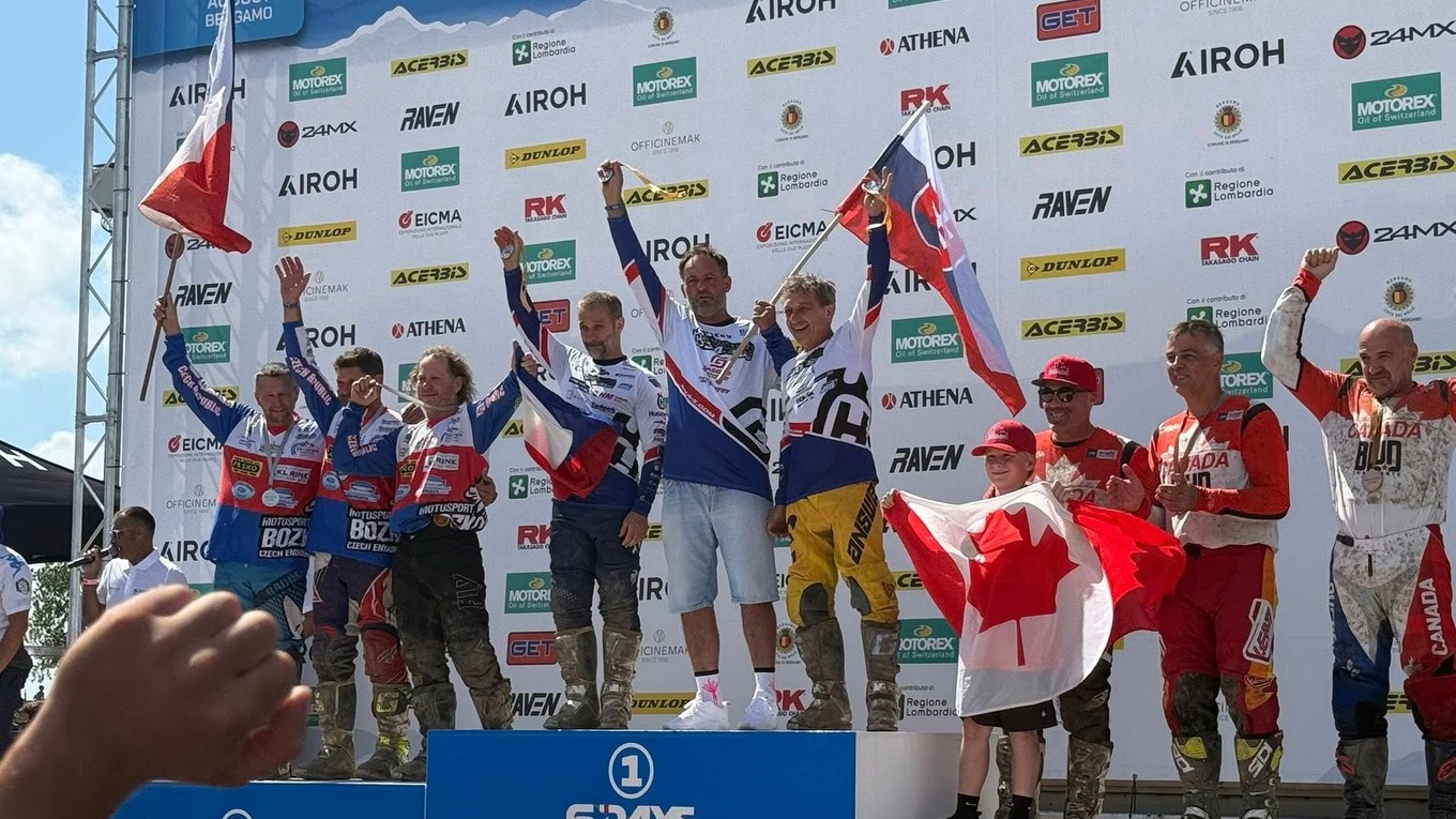 Gottbros oslavuje víťazstvo.