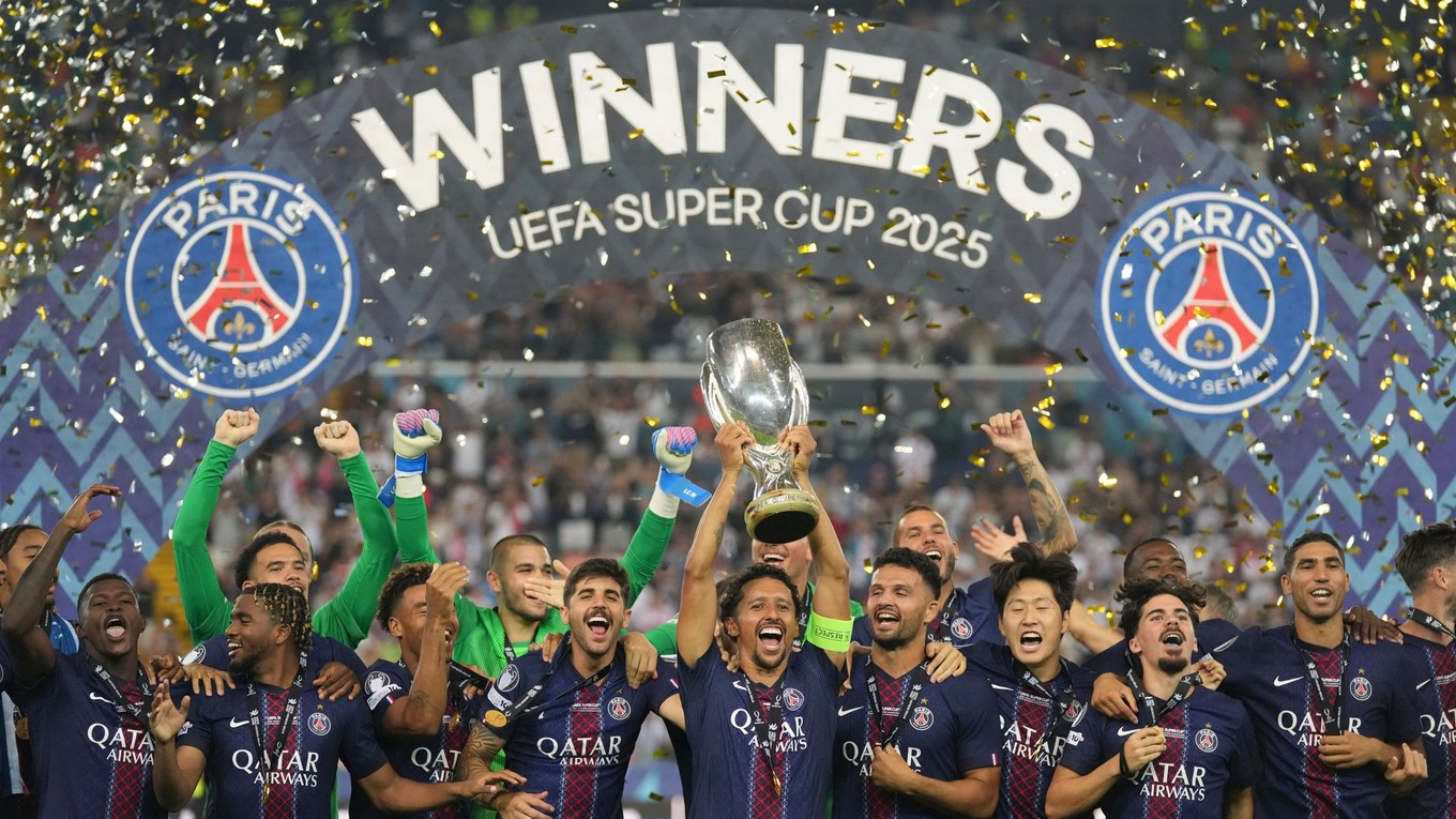 Hráči PSG zdvíhajú nad hlavu Superpohár UEFA 2025.