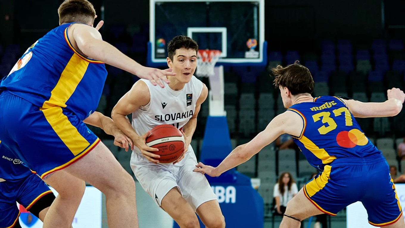 Martin Minarovjech preniká cez rumunskú obranu v zápase Slovensko - Rumunsko na turnaji B-divízie ME18.