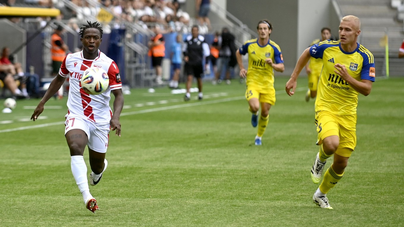 Dylan Kam (z Trenčína) a Jakub Jakubko (z Košíc)  v zápase 3. kola futbalovej Niké ligy FC Košice - AS Trenčín.