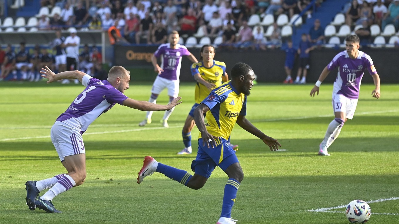 Martin Šimko (Komárno) a Abdul Musa Zubairu (Michalovce) v zápase 2. kola Niké ligy.