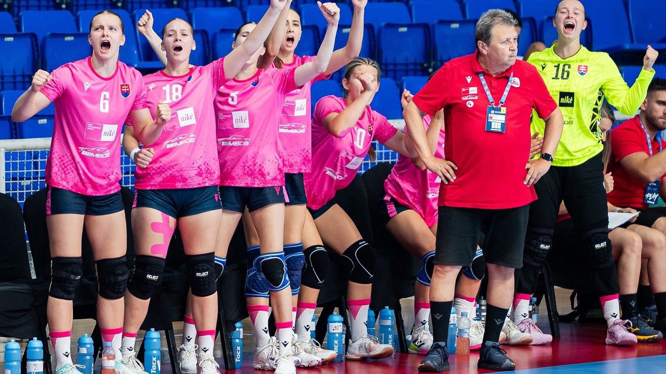 Tréner Pavol Streicher a slovenské hádzanárky na Euro U17 v Čiernej Hore.